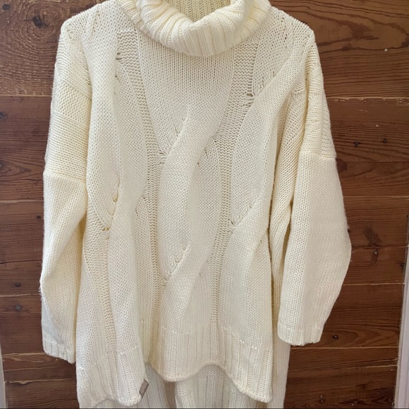 Two Comfy Sweaters 🍂🍁❄️ - Picture 2 of 11